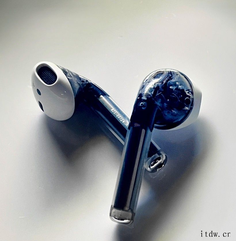 苹果透明 AirPods 初代耳机/ 29W 充电器原型曝光