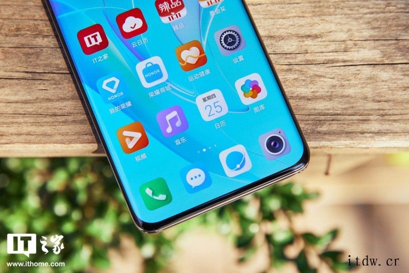 【IT之家开箱】荣耀60、荣耀 60 Pro 图赏:钻彩工艺