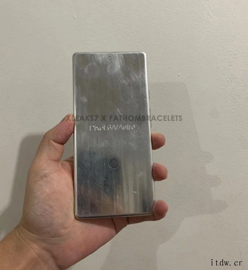 谷歌 Pixel 6a 机模曝光:摄像头模组不变,预计传感器