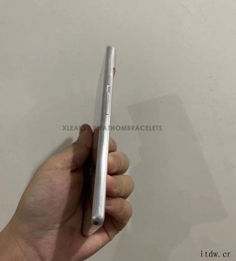 谷歌 Pixel 6a 机模曝光:摄像头模组不变,预计传感器