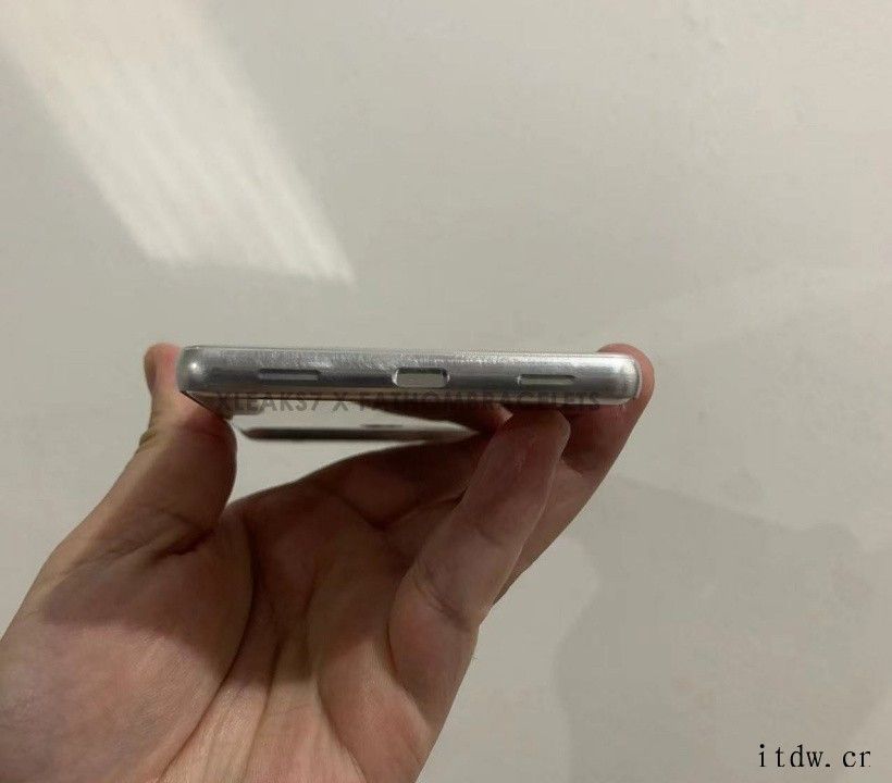 谷歌 Pixel 6a 机模曝光:摄像头模组不变,预计传感器