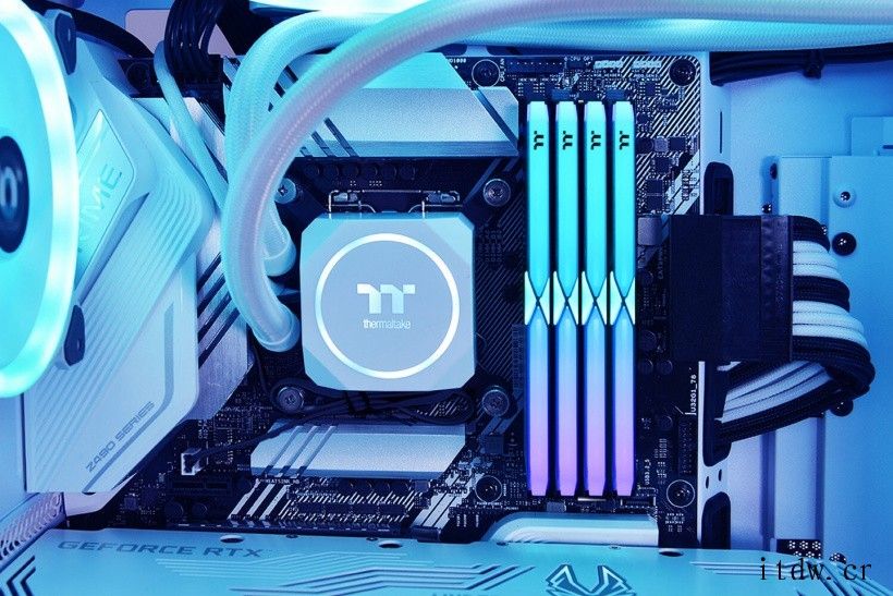 Tt推出 TOUGHRAM XG RGB 白色 DDR4 内
