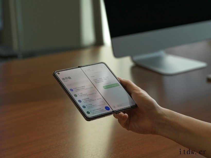 OPPO Find N 折叠屏手机官方渲染图曝光:后置三摄、