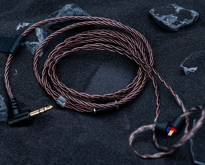 达音科发布 TITAN S 动圈耳机:高分子结晶振膜,首发 