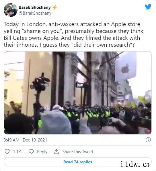 反疫苗者扔鸡蛋袭击比尔盖茨的“苹果 Apple Store”