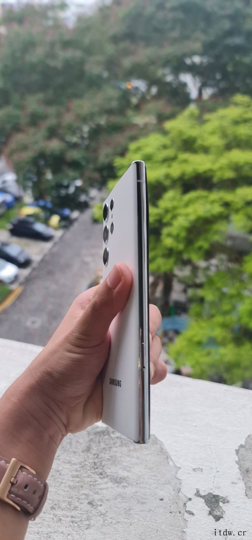 三星 Galaxy S22 Ultra 真机上手照曝光 详情