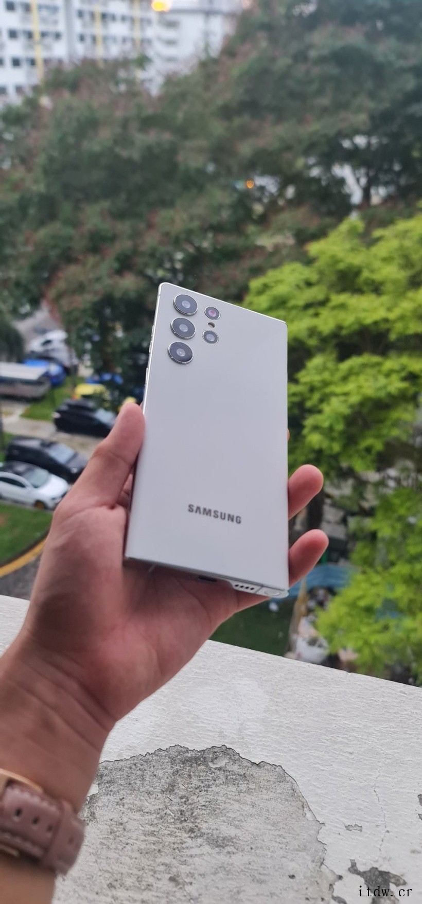 三星 Galaxy S22 Ultra 真机上手照曝光 详情