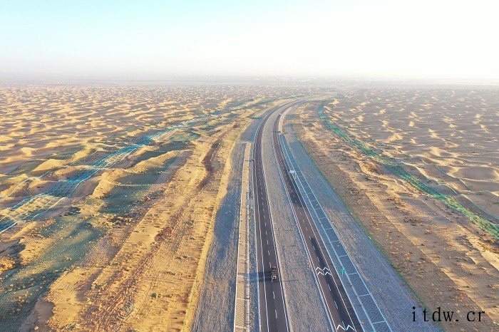 我国首条穿越沙漠腹地的高速公路建成通车,银川与中卫间车程缩减