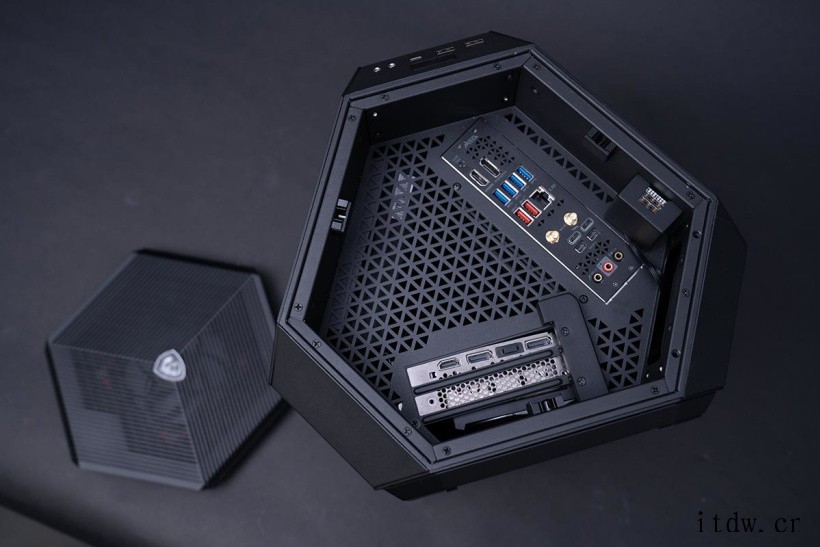 微星发布 MEG TREBLE ITX 机箱:三腔散热,多面