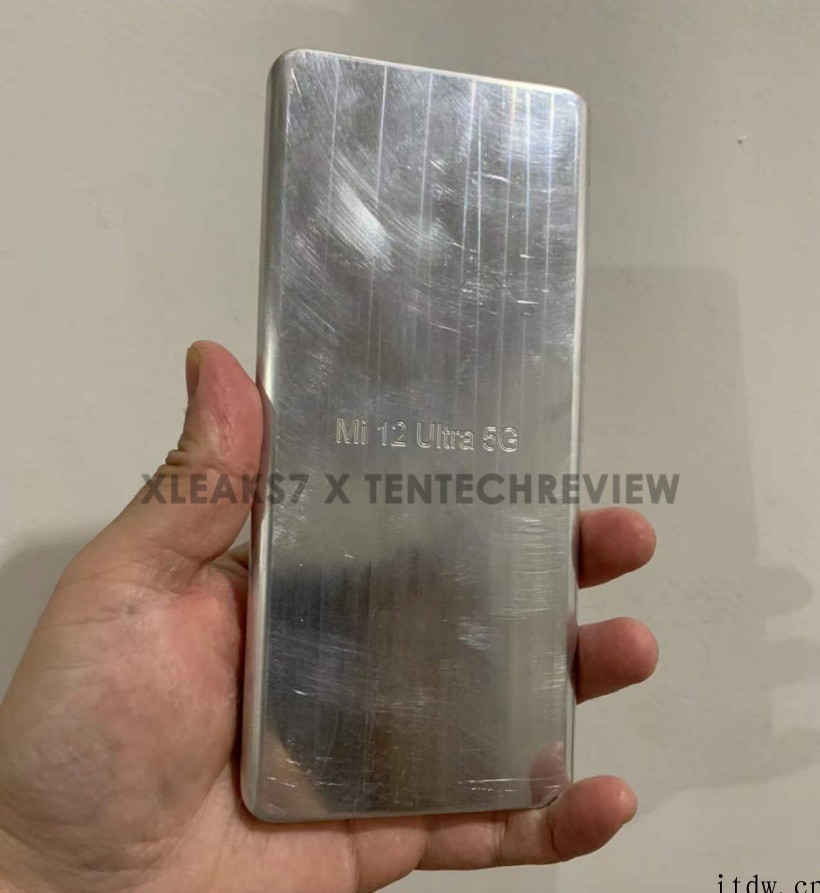 小米 12 Ultra 试产机设计已经定版:搭载巨大方圆相机