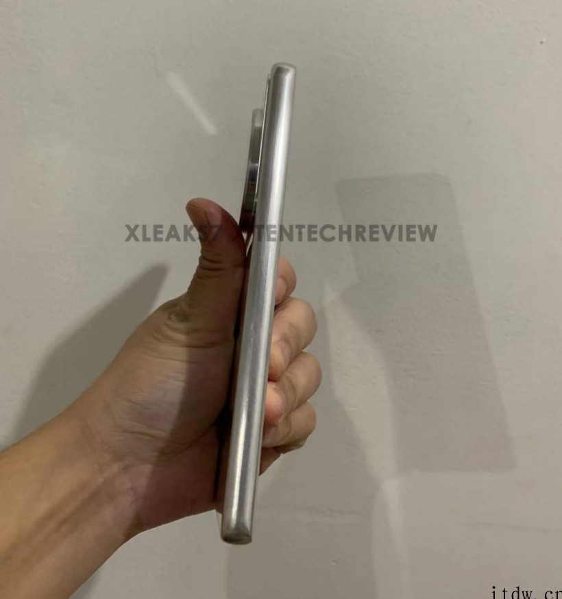 小米 12 Ultra 试产机设计已经定版:搭载巨大方圆相机