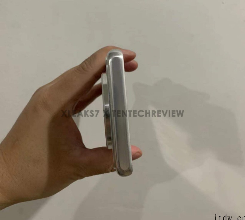 小米 12 Ultra 试产机设计已经定版:搭载巨大方圆相机