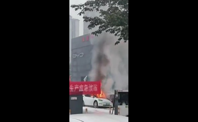 比亚迪辟谣起火引燃隔壁特斯拉,将保留追究有关侵权人责任的权利