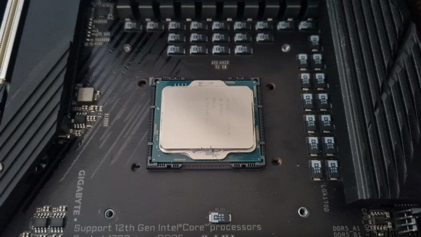 LGA1700扣具致英特尔 12 代酷睿处理器压弯:玩家微调