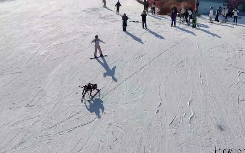上海交大自主研发滑雪机器人:有六只脚,灵活避障