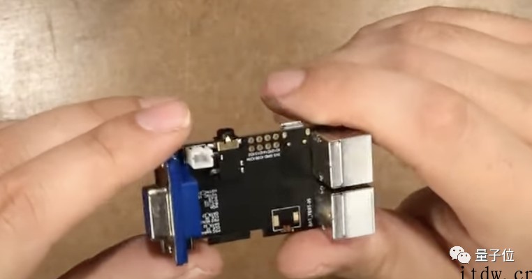 外国小哥恶搞:用 ESP32 单片机伪装成 GPU,让朋友电