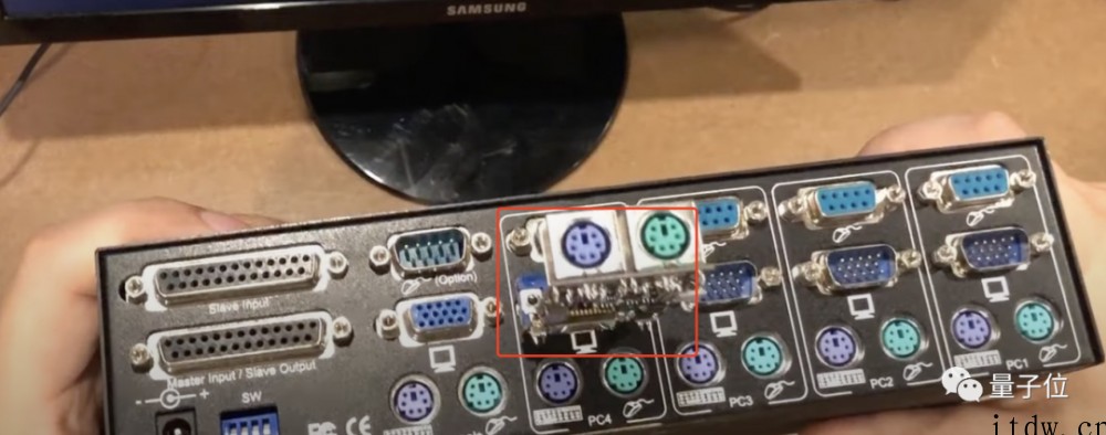 外国小哥恶搞:用 ESP32 单片机伪装成 GPU,让朋友电