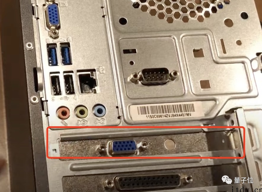 外国小哥恶搞:用 ESP32 单片机伪装成 GPU,让朋友电