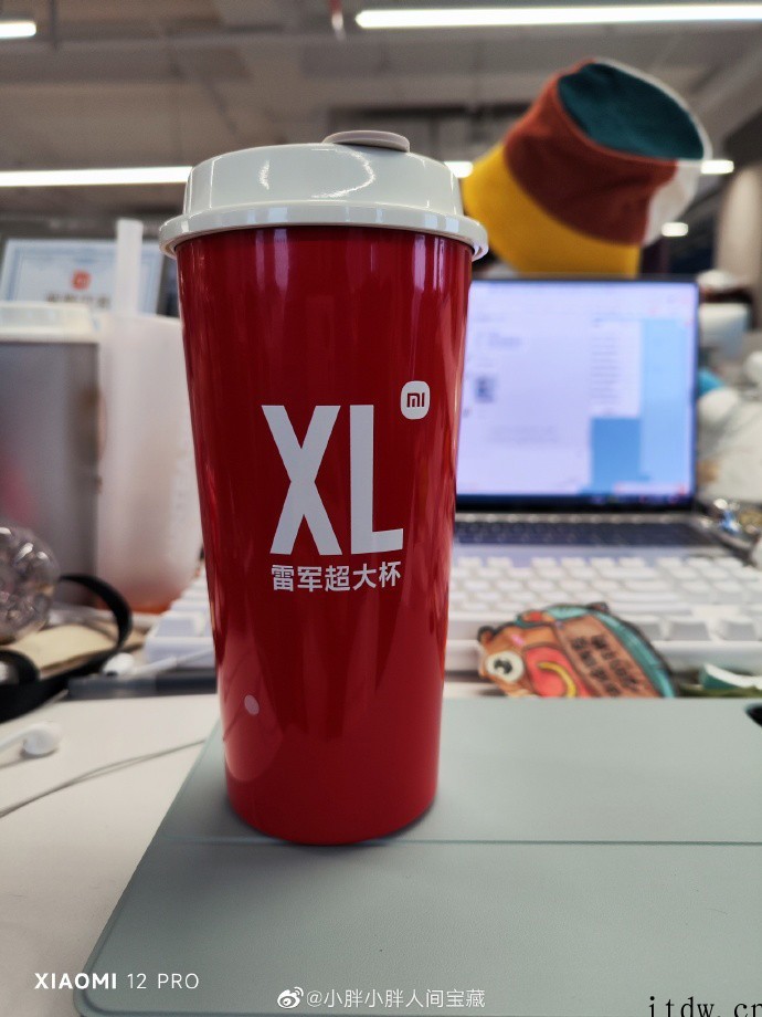 小米雷军超大杯 XL 2022 新年特别款图片曝光:杯身隽红