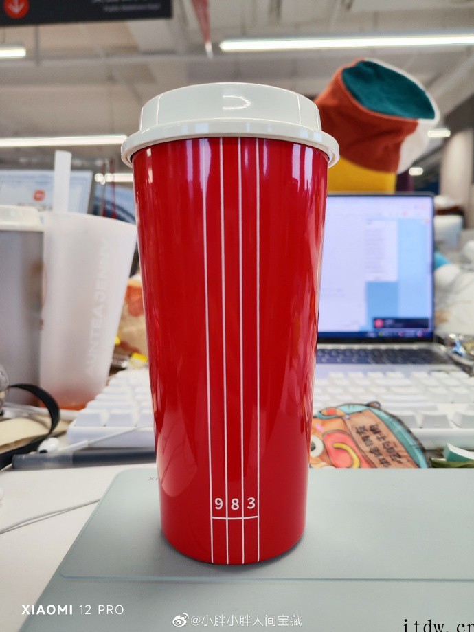 小米雷军超大杯 XL 2022 新年特别款图片曝光:杯身隽红