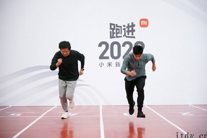 小米雷军超大杯 XL 2022 新年特别款图片曝光:杯身隽红