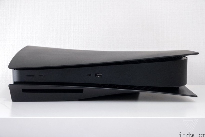 索尼 PS5 主机黑色外壳偏色?遭第三方配件商 Dbrand