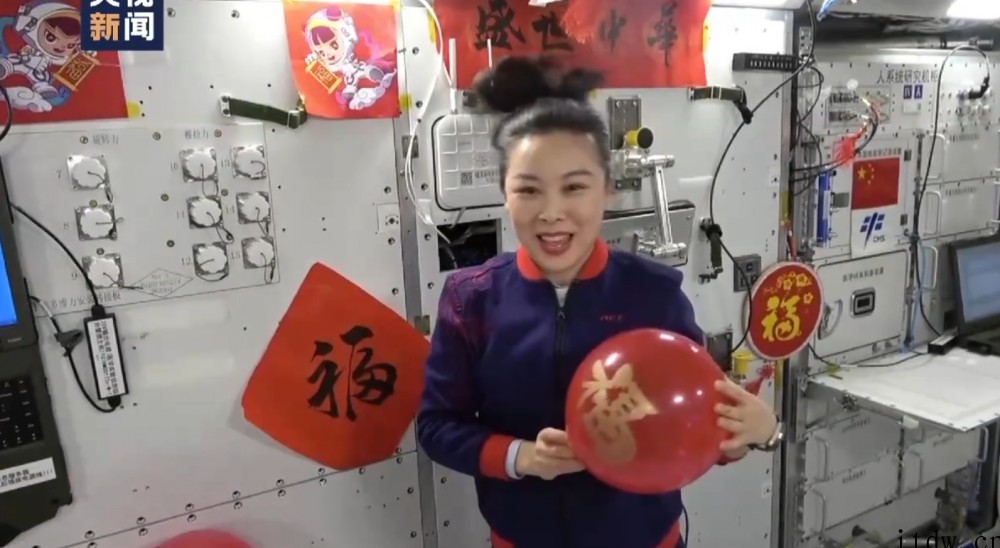 中国空间站贴上春联、福字:三名航天员将在太空过年,现身春晚敲