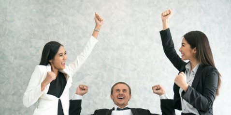刚毕业大学生先工作还是创业 大学毕业生应该自己创业吗？
