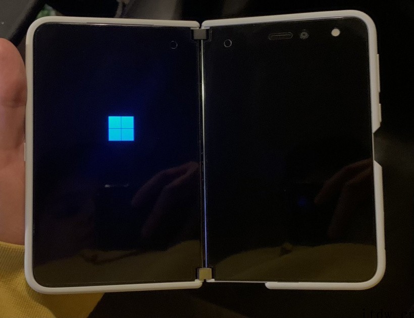 微软 Surface Duo 双屏手机成功启动 Win11