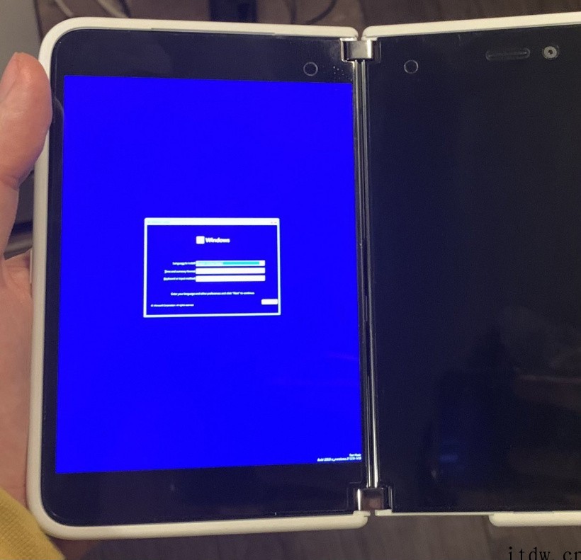 微软 Surface Duo 双屏手机成功启动 Win11 