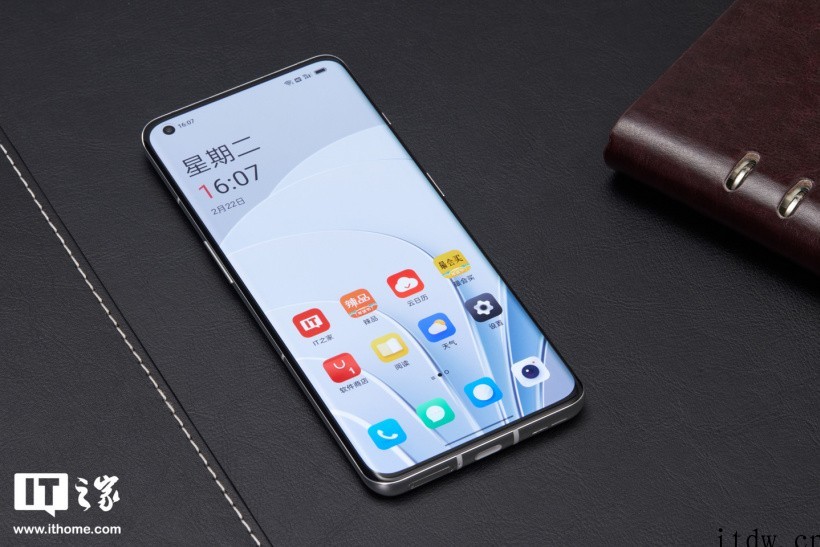 【IT之家开箱】一加 10 Pro 胖达白 512GB 至尊
