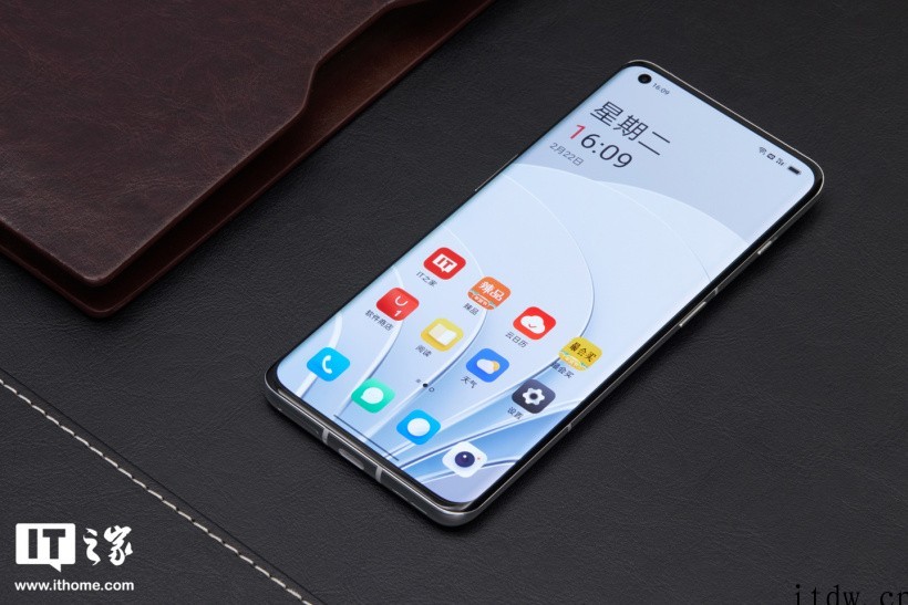 【IT之家开箱】一加 10 Pro 胖达白 512GB 至尊