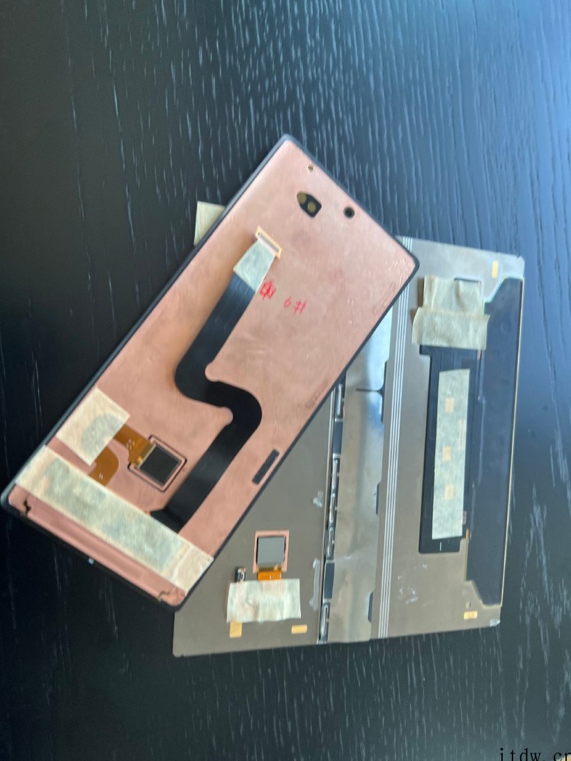 vivo X Fold 折叠屏手机屏幕盖板曝光:搭载超声波屏