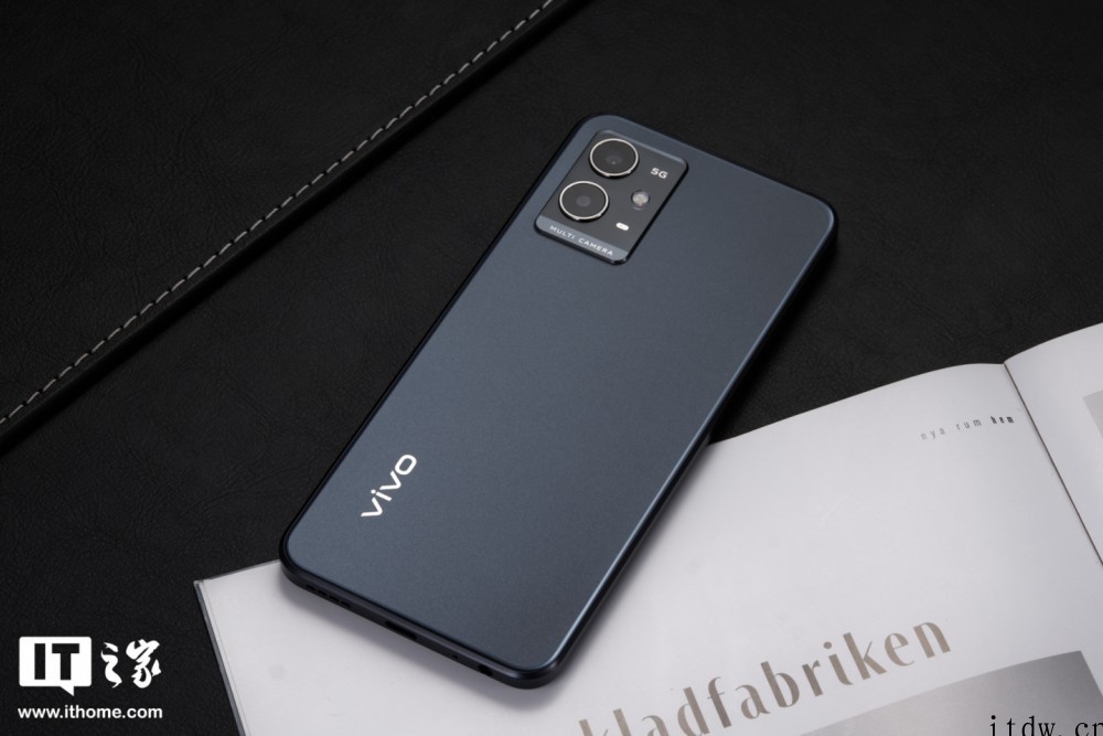 【IT之家开箱】vivo Y33s 5G 手机图赏:清蓝微光