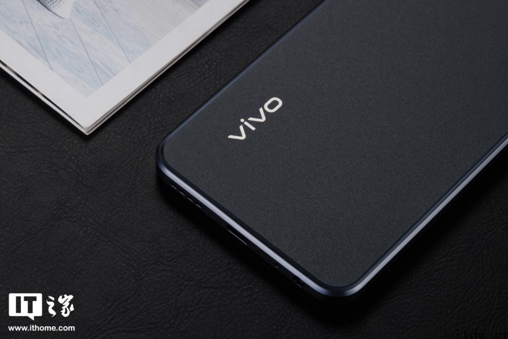 【IT之家开箱】vivo Y33s 5G 手机图赏:清蓝微光