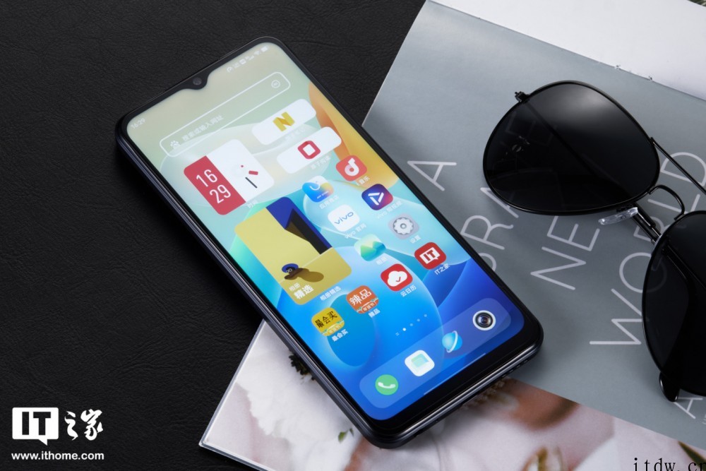 【IT之家开箱】vivo Y33s 5G 手机图赏:清蓝微光
