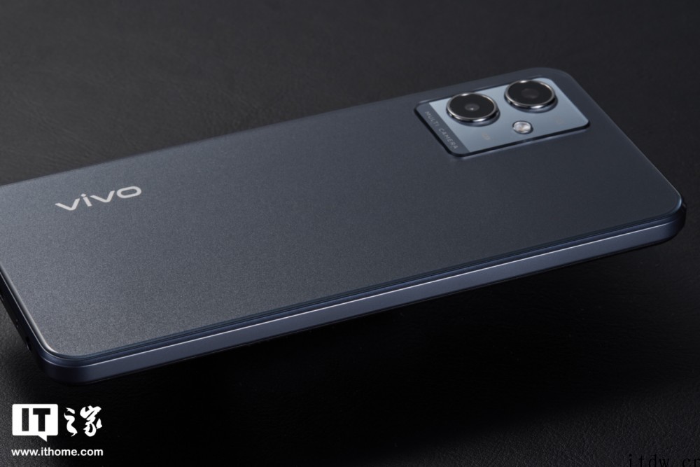 【IT之家开箱】vivo Y33s 5G 手机图赏:清蓝微光