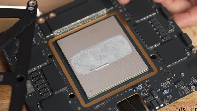 Mac Studio 拆解展示苹果 M1 Ultra 芯片封