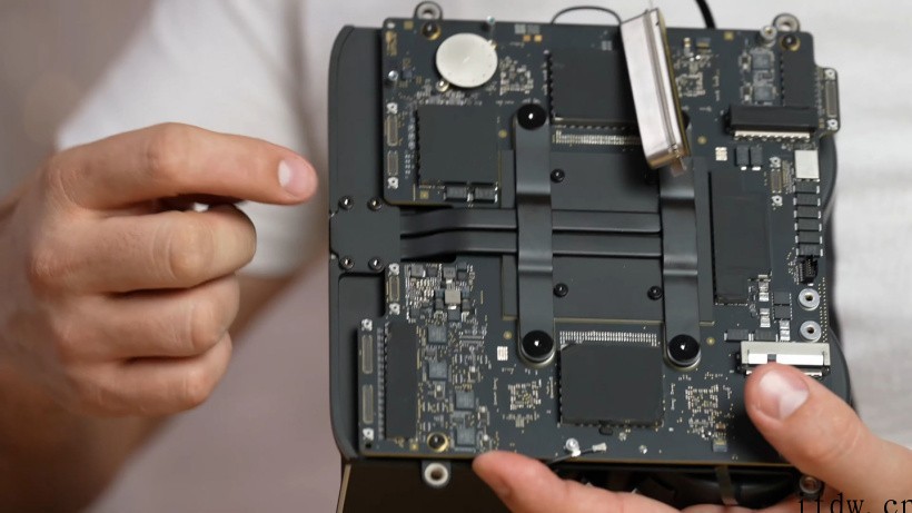 Mac Studio 拆解展示苹果 M1 Ultra 芯片封