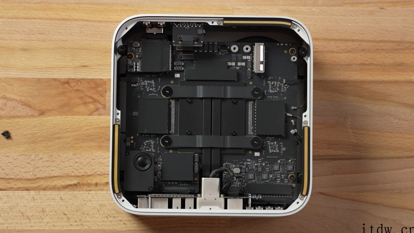 Mac Studio 拆解展示苹果 M1 Ultra 芯片封