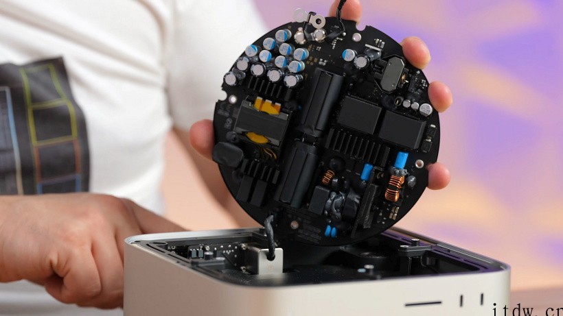 Mac Studio 拆解展示苹果 M1 Ultra 芯片封