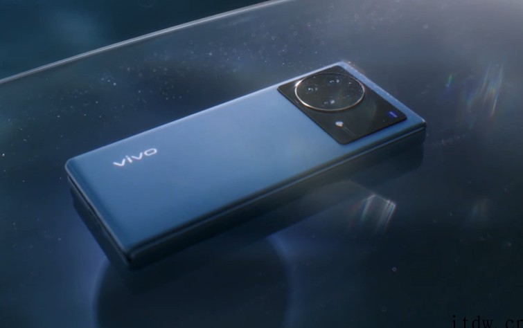 vivo X Fold 折叠屏手机宣传视频公布:方圆天阶设计