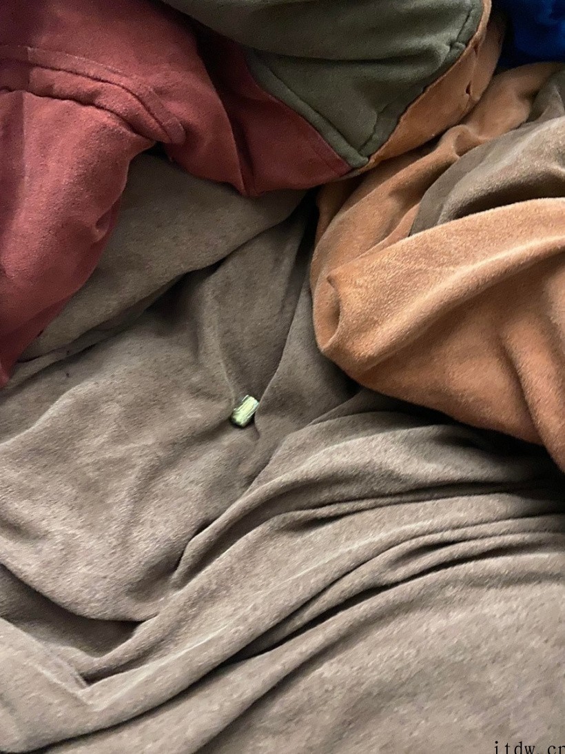 耳机也能挡子弹?网友晒图称被雷蛇 Kraken 的头梁救了一