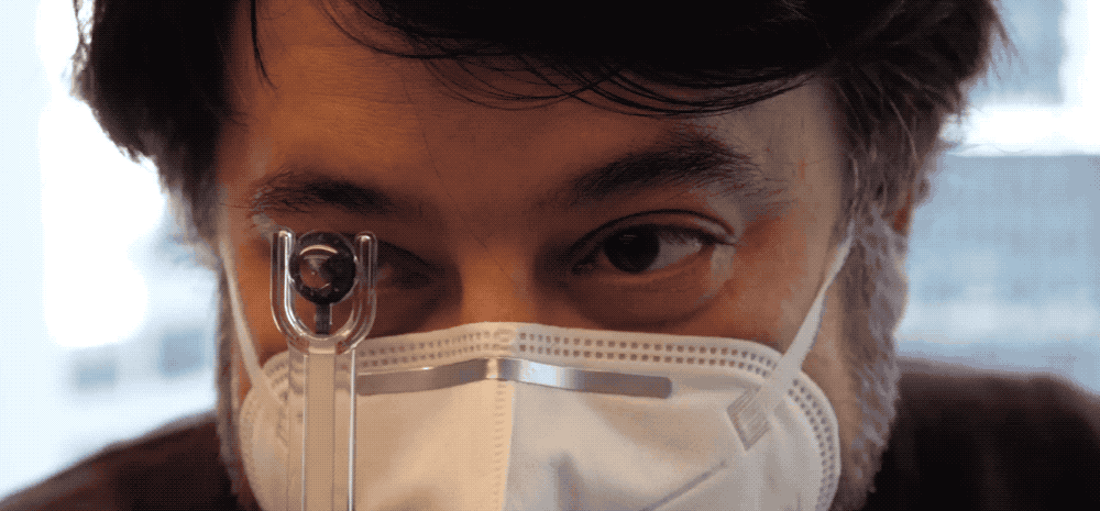 全球首款 AR 隐形眼镜来了,动动眼球就能拍照和导航