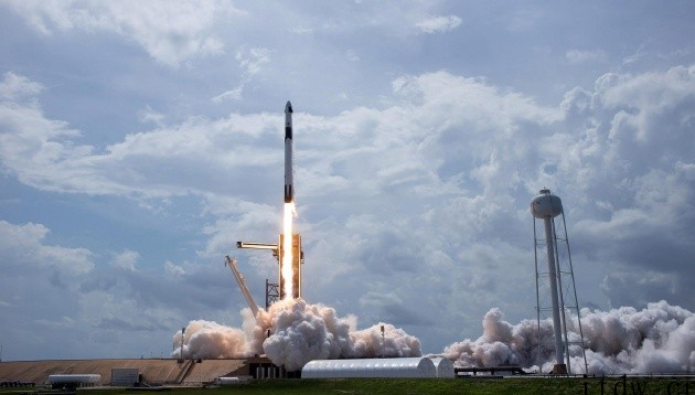 SpaceX成功发射“猎鹰 9”火箭,首次将四名私人宇航员送