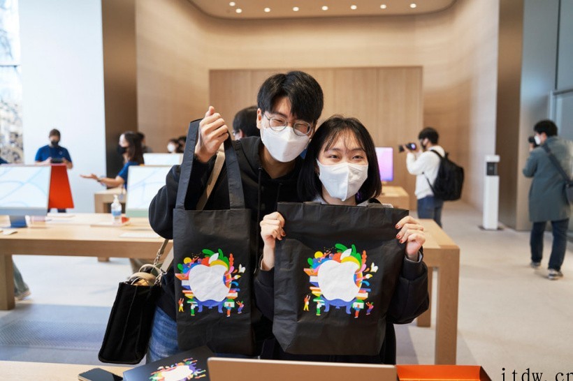 韩国最大Apple Store 开业,苹果还为预约用户送上特