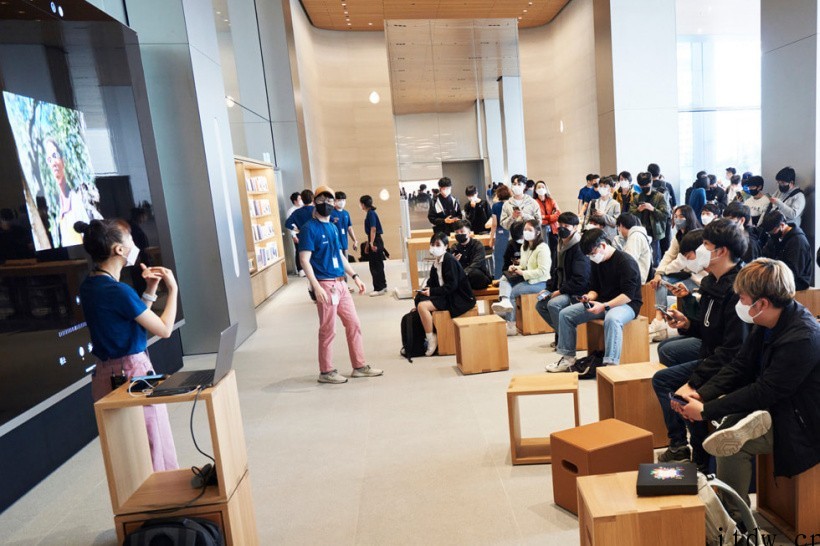韩国最大Apple Store 开业,苹果还为预约用户送上特