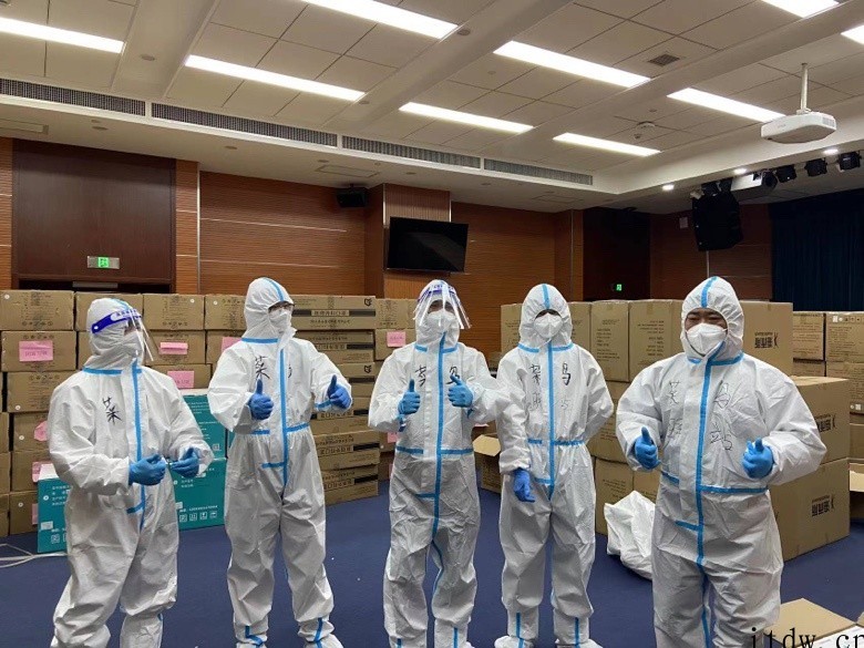 上海理工大学菜鸟驿站把无人车送进社区,协助解决抗疫物资“最后