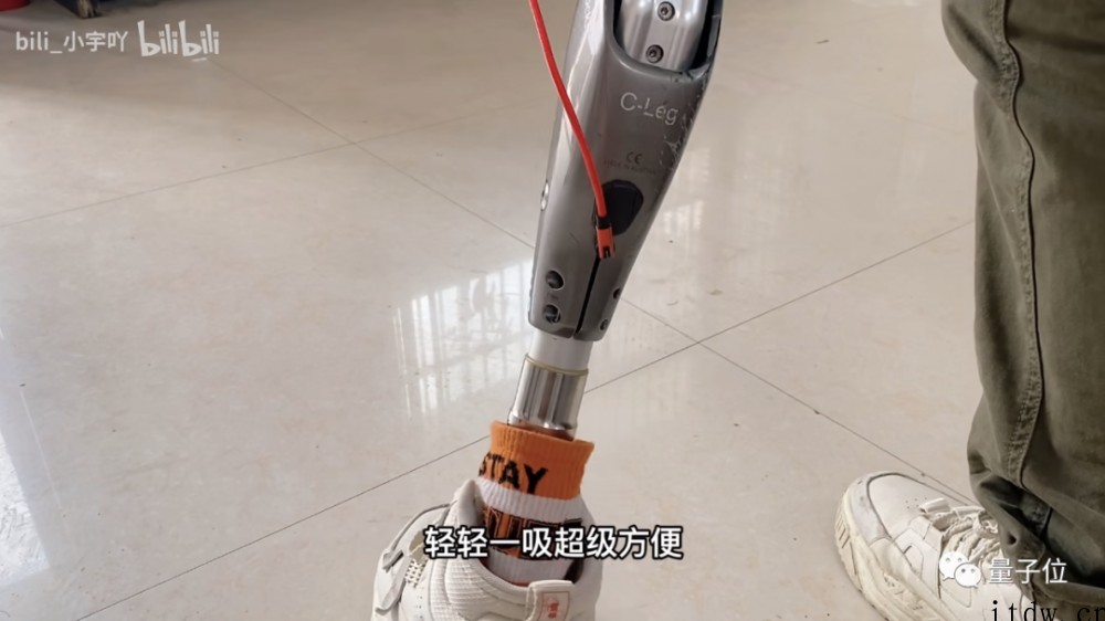 DIY 自平衡车意外失去左腿后,小哥爆改假肢玩出了花,稚晖君