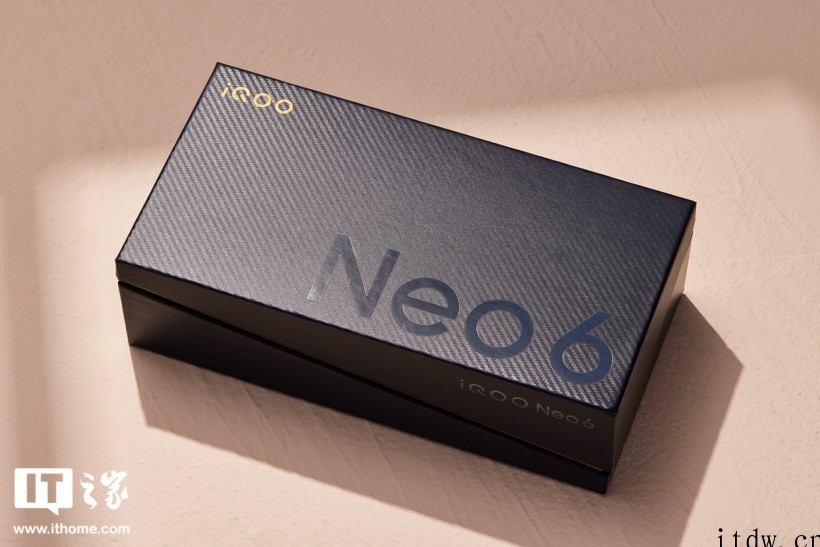 【IT之家开箱】iQOO Neo6 图赏:“朋克”荔枝纹搭配